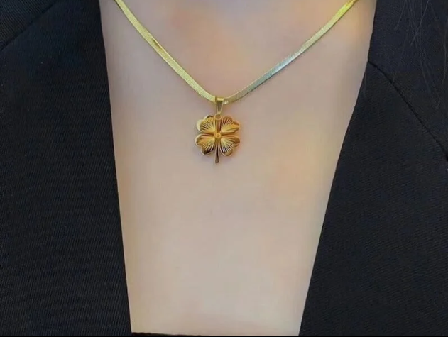 minimal leaf pendant necklace